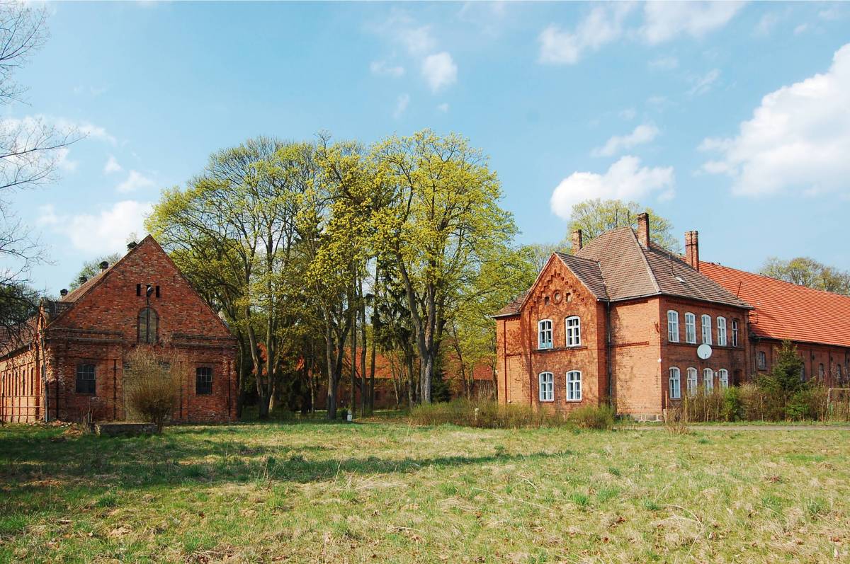 Gebäudekomplex der Gestüte mit dem Park in Świętoborzec Pomorze Zachodnie