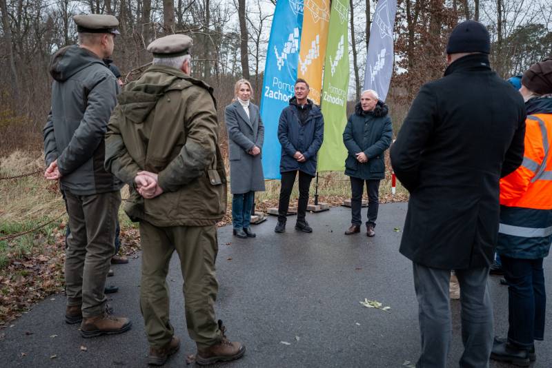 Marszałek Olgierd Geblewicz i dyrektor ZZDW Waldemar Wejnmerowski przekazali plac budowy firmie Strabag, która wybuduje trasę ro